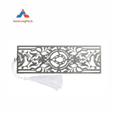 Varatott téglalap alakú fém könyvjelző